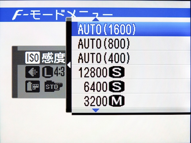 <b>左がプログラムAE時、右がシャッター優先AE時のISO感度設定画面。シャッター優先AEだと、なぜかISOオートのみになってしまう</b>