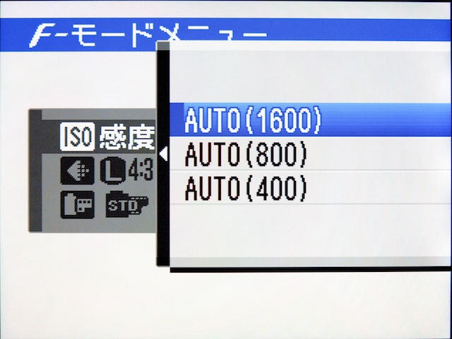 <b>左がプログラムAE時、右がシャッター優先AE時のISO感度設定画面。シャッター優先AEだと、なぜかISOオートのみになってしまう</b>