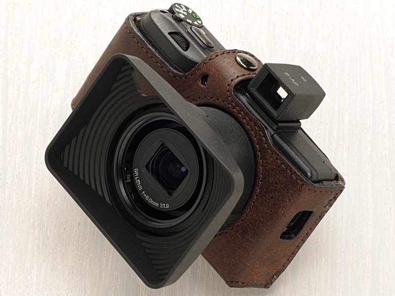 <b>GR DIGITAL IIIのオプション類を取り付けたところ</b>