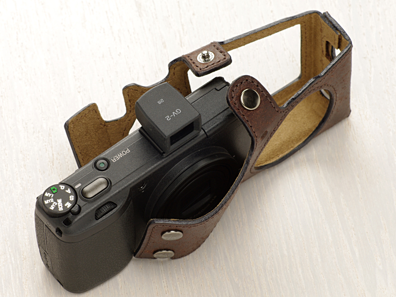 <b>脱着はホックボタン式</b>