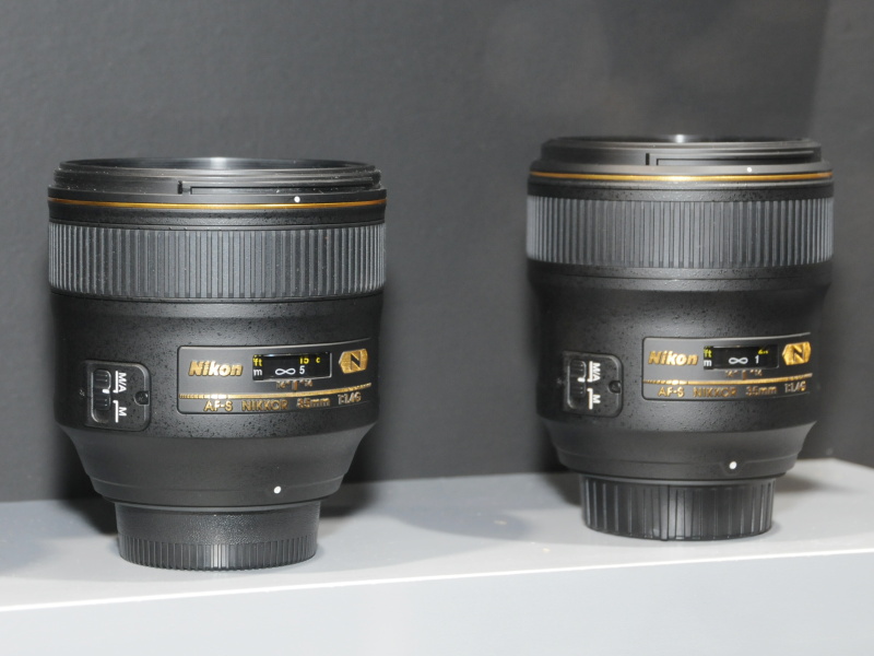 <b>ガラスケース内に新製品を展示していた。写真は11月発売のAF-S NIKKOR 35mm F1.4 G（右）と、9月発売の「AF-S NIKKOR 85mm F1.4 G」（左）</b>