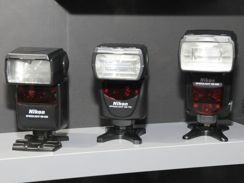 <b>クリップオンストロボも展示。中央が11月下旬発売の「SB-700」。左は「SB-600」、右は「SB-900」</b>