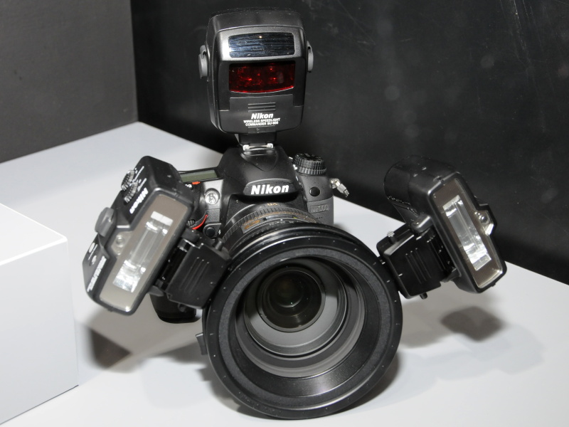 <b>クローズアップ撮影用のストロボ装着例も用意</b>