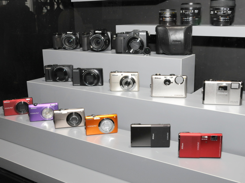 <b>コンパクトデジタルカメラ「COOLPIX」シリーズも一同に展示</b>