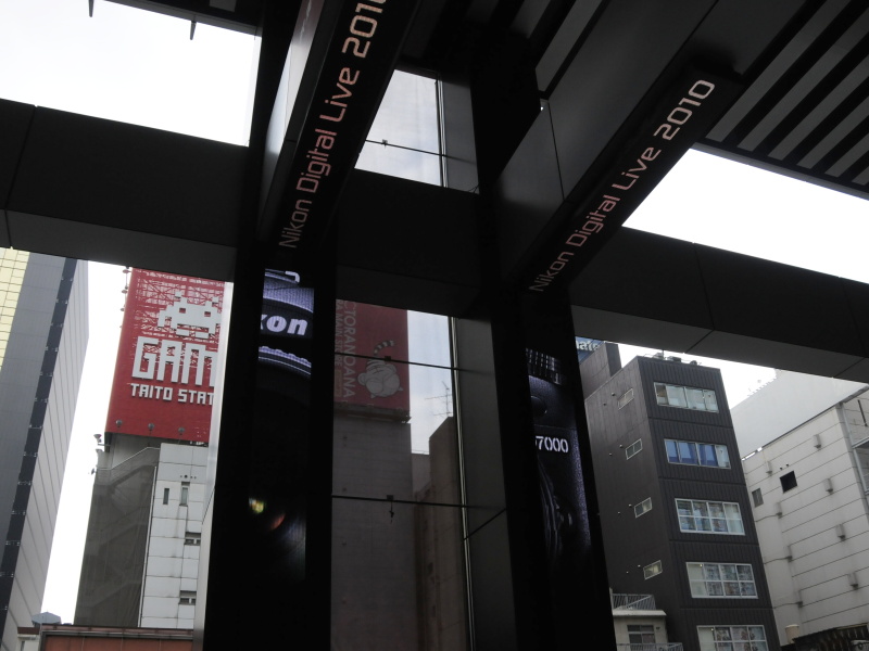 <b>秋葉原UDX内のディスプレイにNikon Digital Live 2010とD7000の映像を表示していた</b>