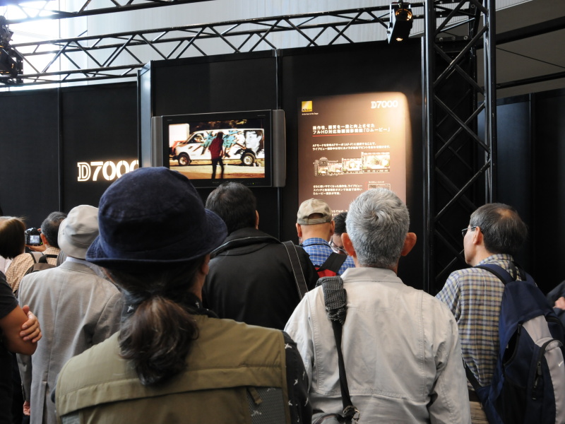 <b>製品説明カウンター。初公開となるD7000のビデオも上映</b>