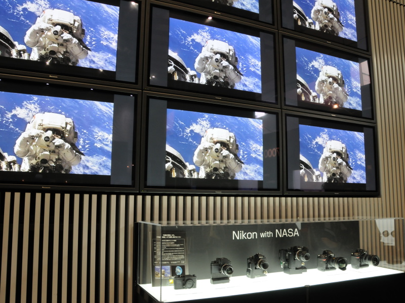 <b>「Nikon with NASA」のビデオも初公開。歴代のNASA採用ニコンカメラを展示</b>