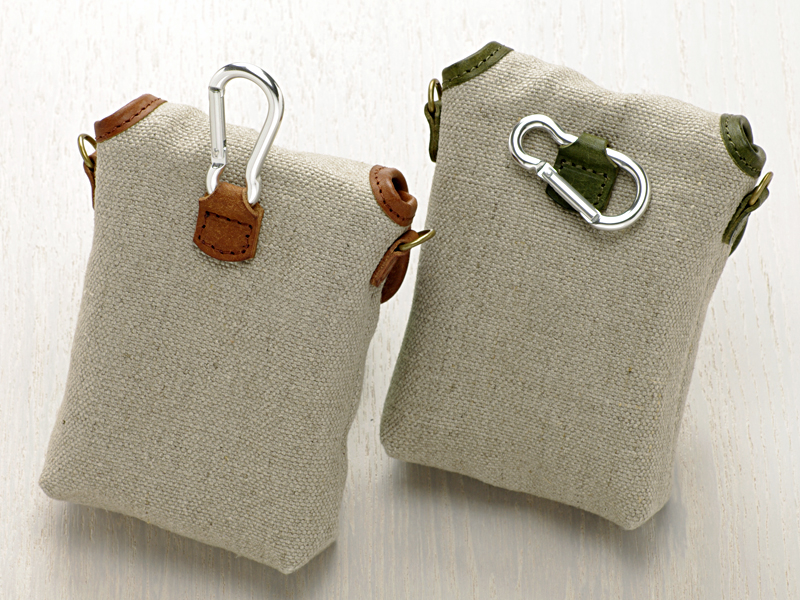 <b>背面にカラビナを備える</b>