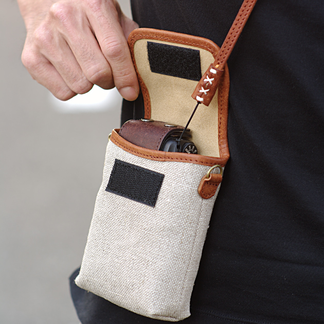 <b>ストラップをつけたままでも収納できるよう、上蓋に隙間を設ける</b>