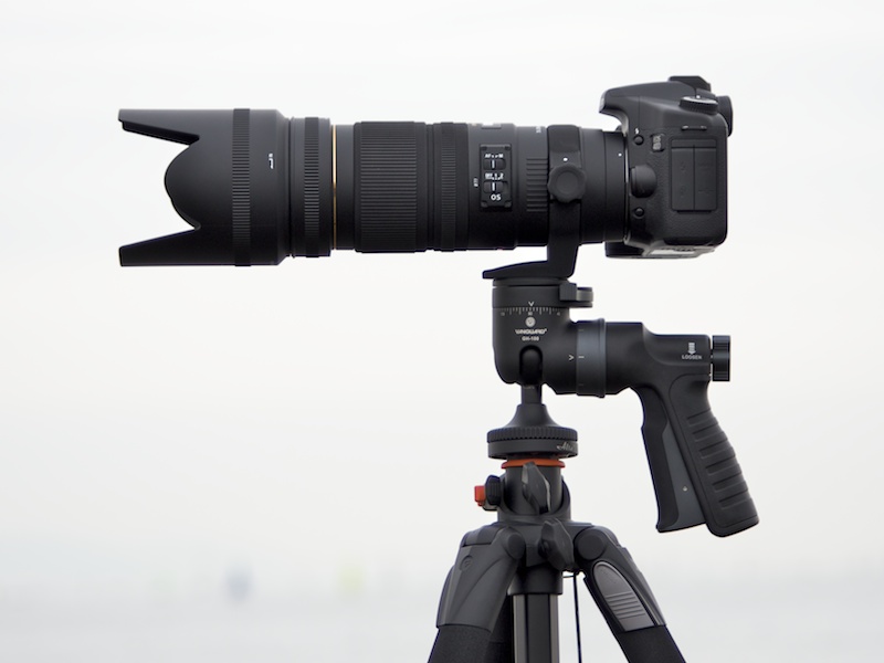 <b>EOS 40DとAPO 70-200mm F2.8 EX DG OS HSMを装着した状態</b>