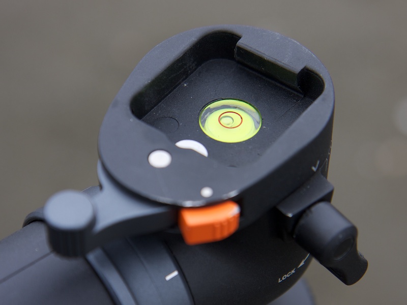 <b>クイックシューを外すと水準器が現れる</b>