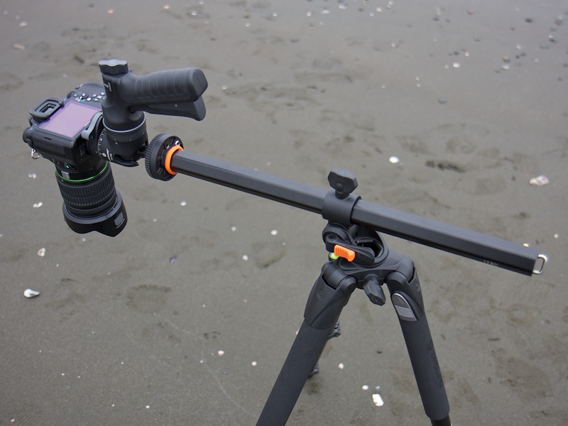 <b>すると俯瞰撮影やローアングル撮影が可能。GH-100のグリップ部を回転させることで、様々な態勢での撮影が行なえる</b>