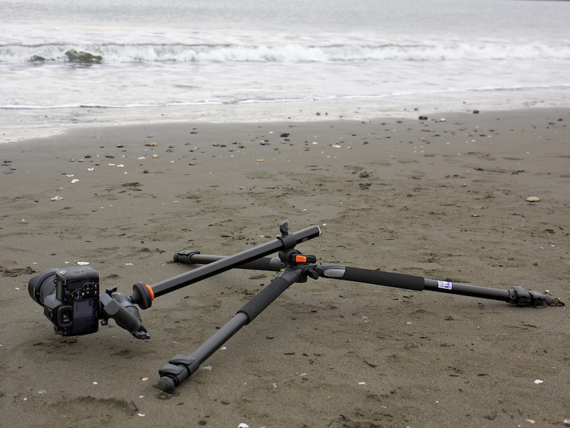 <b>すると俯瞰撮影やローアングル撮影が可能。GH-100のグリップ部を回転させることで、様々な態勢での撮影が行なえる</b>