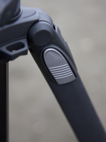 <b>ボタンの上部を押すことで開脚ロックが外れる</b>