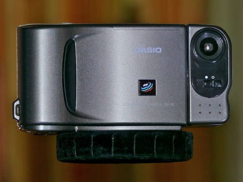 <b>QV-10。初の液晶モニター付きデジタルカメラ。国内デジタルカメラ市場黎明期の立役者として知られる</b>