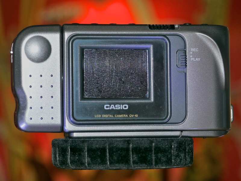 <b>QV-10。初の液晶モニター付きデジタルカメラ。国内デジタルカメラ市場黎明期の立役者として知られる</b>