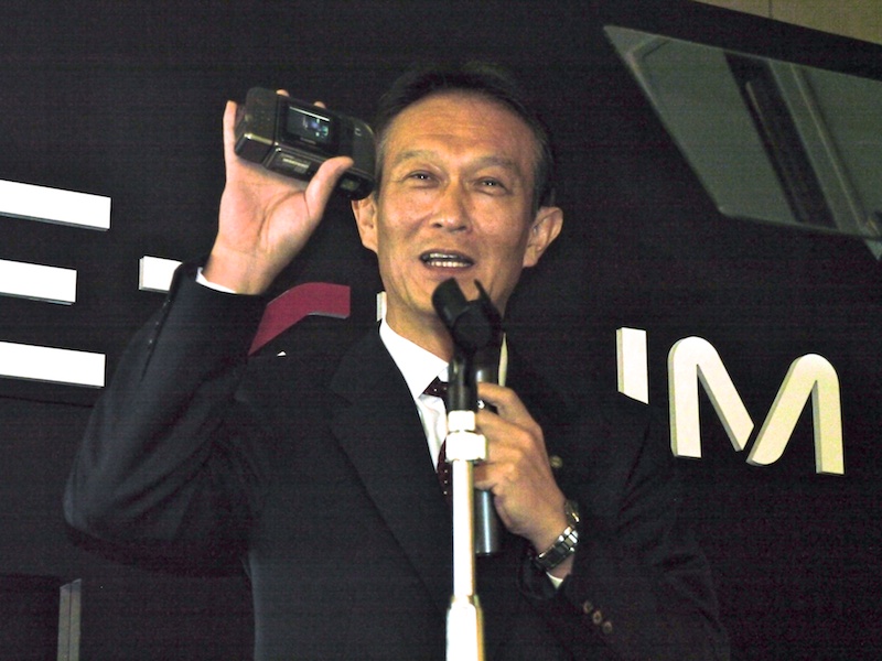 <b>QV-10を手に持つ常務取締役の樫尾彰氏</b>