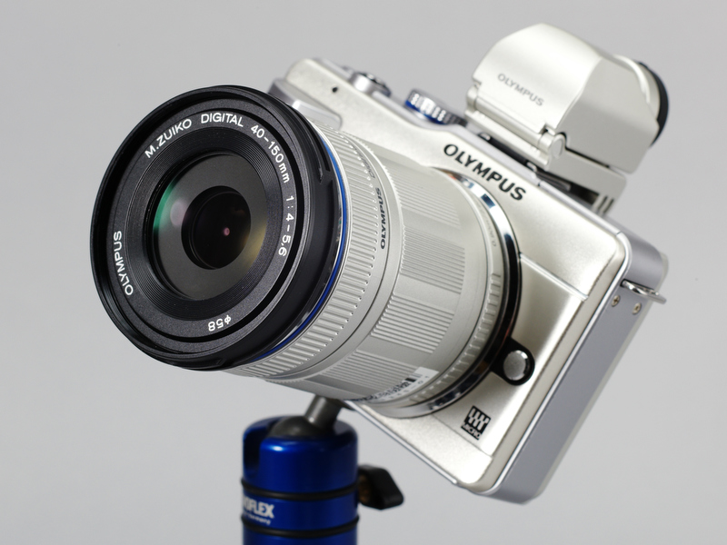 <b>E-PL1に装着。写真のシルバーのほか、ブラックも発売。価格はともに4万9,875円</b>