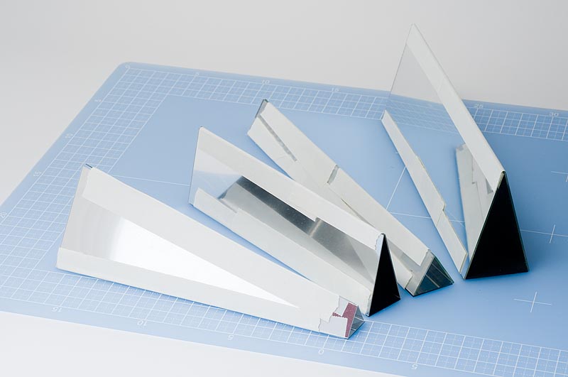 <b>自作したいろんなミラーシステムの万華鏡。基本は鏡をテープで張り合わせただけのもの。隙間が空かないように張り合わせるのがポイント</b>