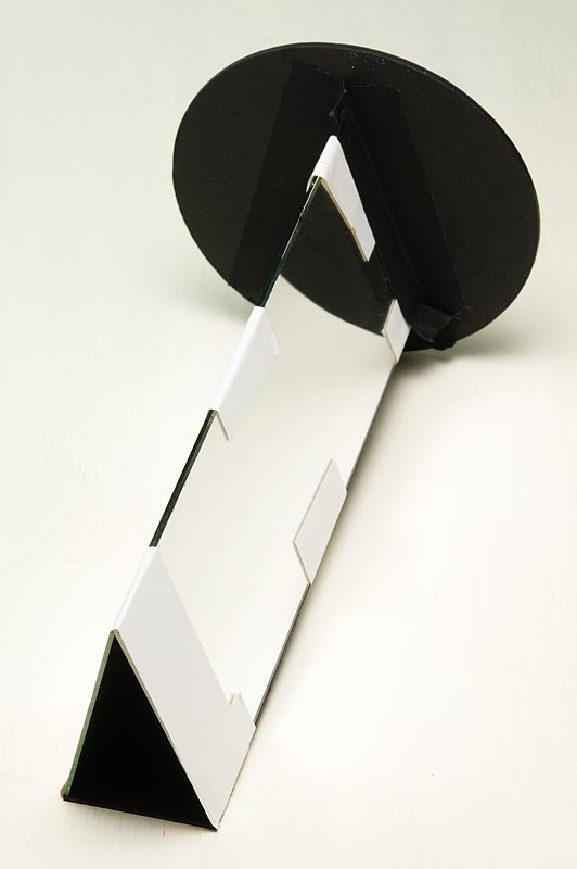 <b>ツーミラーシステムの万華鏡。下側になっている幅の狭い一面だけが、黒い厚紙で反射しないような仕組みになっている</b>