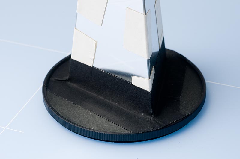 <b>初めの頃はフィルターに直接、万華鏡を留めていた。厚紙に三角形の穴を空けて万華鏡を取り付けるのだが、厚紙をうまくカットするのがちょっと面倒</b>