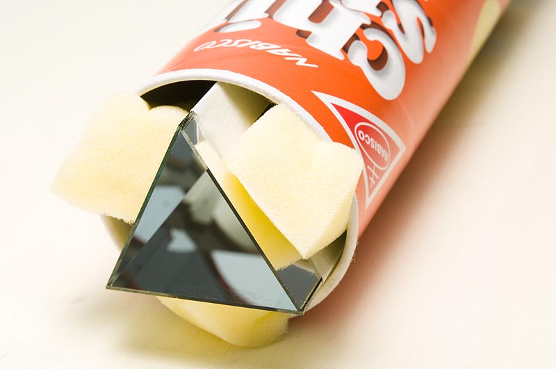 <b>空き箱と鏡の間にはスポンジを入れて固定。私はクッションに入れるウレタンを切って使っています</b>