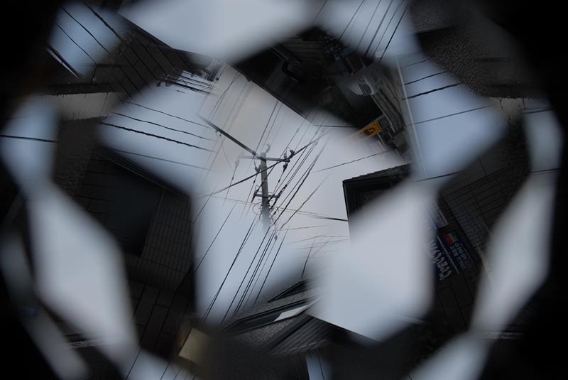 <b>普通の万華鏡を使って遠景を写すとこんな感じで、いまいちよく分からない写真になってしまう。三角形の輪郭もはっきりとしない</b>