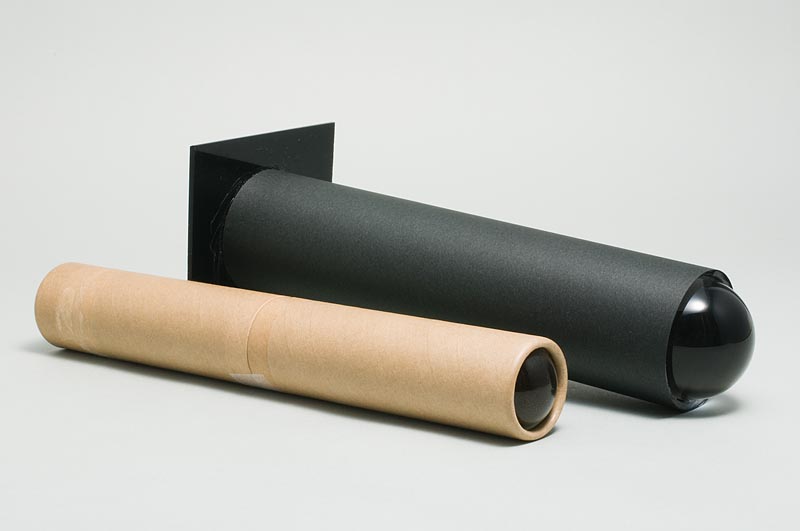 <b>これがテレイドスコープ。奥が自作のもので、角形のフィルターフォルダーを介し、カメラに取り付けられるようにしてある。手前は市販の「ビー玉の万華鏡キット」</b>