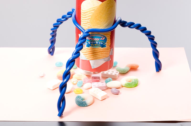 <b>これが「万華鏡自立装置」だ! アルコールランプの三脚を使ったり、試行錯誤を繰り返した。使っているのは100円ショップのダイソーで買った「アルミ・カラーワイヤー」。1.3mの物を三等分して縒っただけ</b>