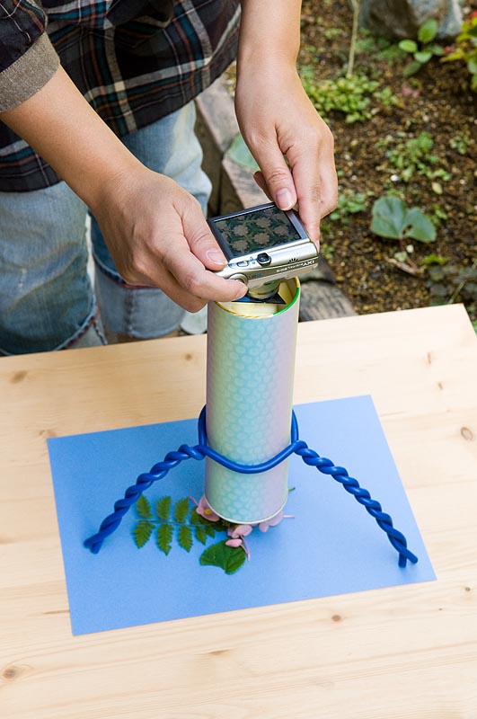 <b>庭に持ち出して、色紙の上で撮影。なるべく明るい状態で撮影すれば、手ブレもしない</b>