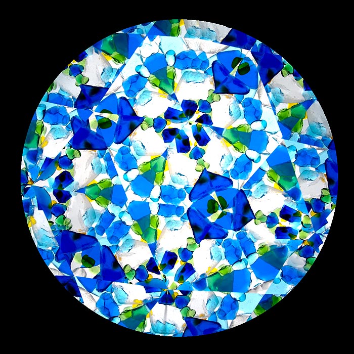 <b>これは透過光で撮影したガラスのかけら。ライトボックスの上にガラスを散りばめてもいいし、乳白色の板の下からLEDで照らしてもいい。ニコンD200+シグマ28mm F1.8 EX DG Aspherical Macro</b>