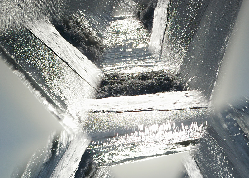 <b>aon9さんの写真。ガラス製の表面反射鏡を使用。こちらは歪んでいない。ペンタックス*ist DL2+DA 18-55mm 3.5-5.6 AL</b>