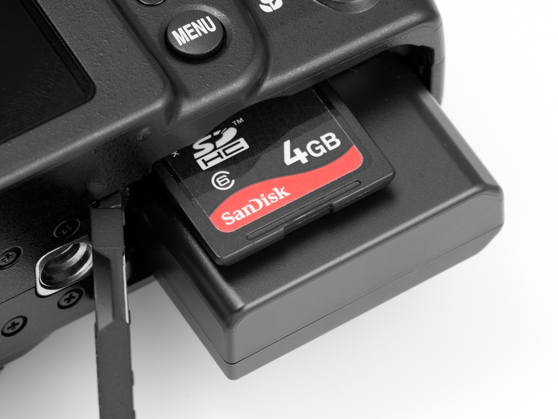 <b>記録メディアはSDXC/SDHC/SDメモリーカードと79MBの内蔵メモリー。電源はD3100と共通のEN-EL14。CIPA基準で350コマ撮れる</b>