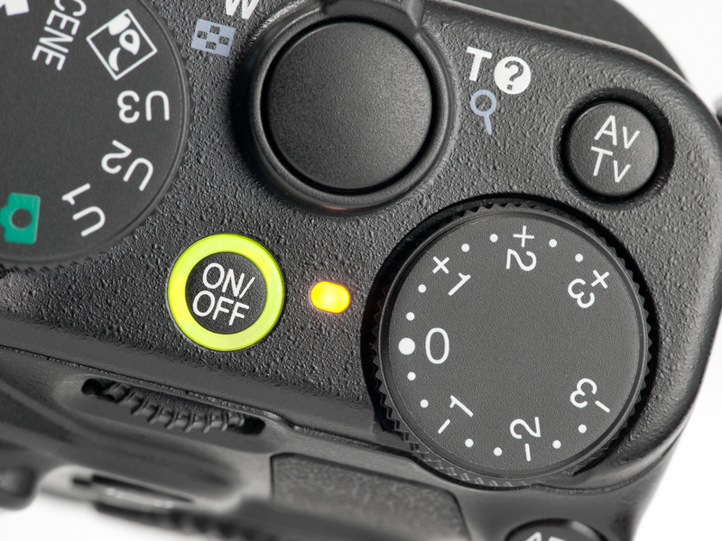 <b>露出補正ダイヤルは右手親指で操作しやすい位置。そのうえにあるAv/Tvボタンもカスタマイズが可能だ</b>