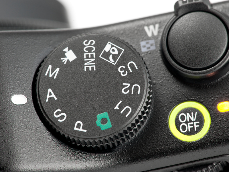 <b>モードダイヤル。ロウソクと月のアイコンは「ローノイズナイト」モード。U1〜U3は用途に合わせて設定しておけるユーザーモード</b>