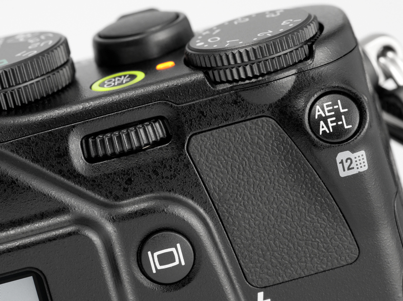 <b>右手側背面上部の操作部。モニターボタンは情報表示の切り替えや液晶モニターをオフ（光学ファインダー搭載なので）にするもの</b>