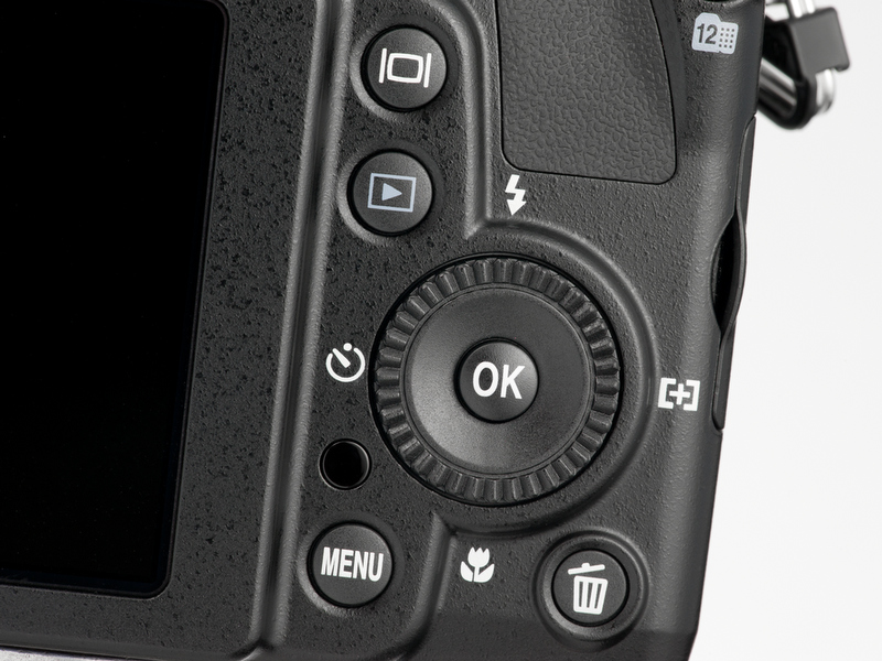 <b>右手側背面下部の操作部。十字キーとホイールを兼ねたロータリーマルチセレクターの左はリモコン用の受光部（前面にもある）</b>