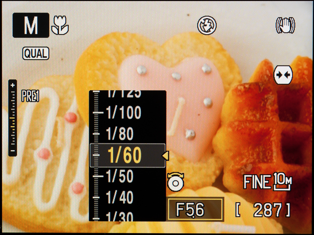 <b>こちらはマニュアル露出時にシャッター速度を変えたときの表示。左端に露出レベルのバーグラフが出る</b>