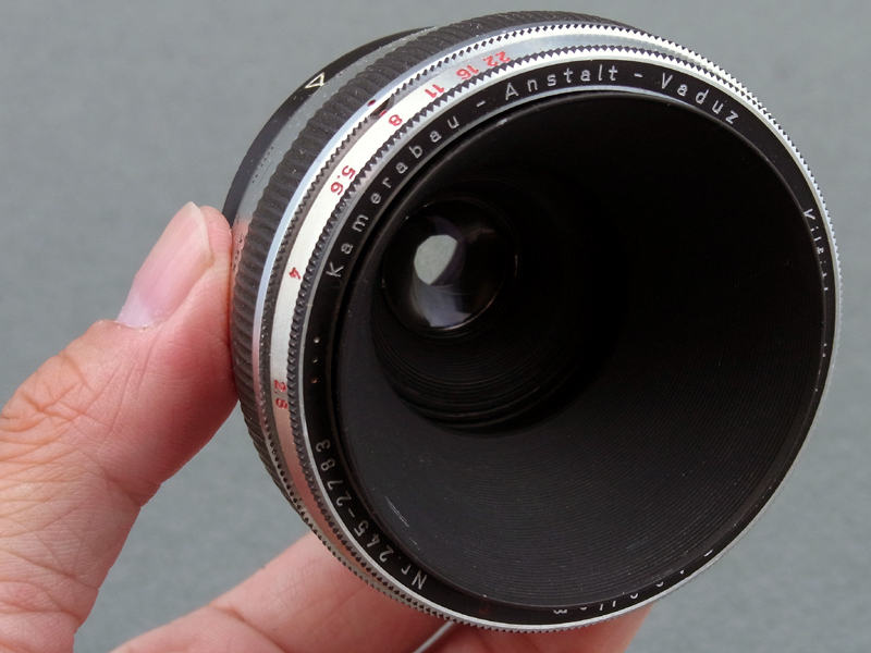 <b>Kilfit-Macro-Kilar D 1:2.8/4cmを前から見ると、レンズが奥に引っ込んでいるのがわかる。内蔵されたヘリコイド部分がレンズフードを兼ねる設計で、その後の多くのマクロレンズが似た方式を採用している。絞りは手動プリセットだが、ピントリングと一緒に絞りリングも動くため（回転ヘリコイド式）操作性はよくない。カメラを三脚に固定した使用が前提なのだろう</b>