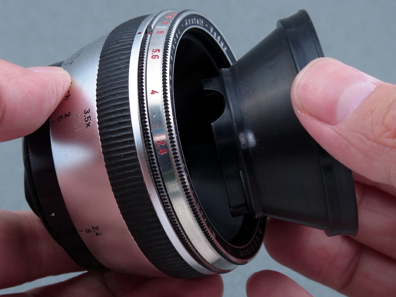 <b>レンズ先端のフードはこのように取り外すことができ、後部にフィルターが装着できるようになっている。このフードはレンズ本体内側のベアリングで“カチッ”と固定する凝った仕組みだ。この当時の“舶来品”は庶民の手の届かない高級品で、機構はシンプルでもデザインや仕上げは非常に凝っている</b>