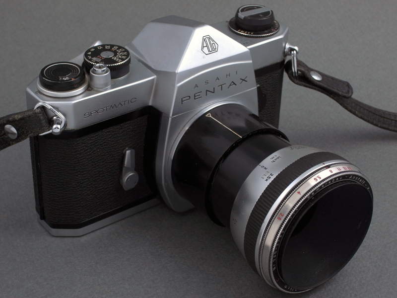 <b>Kilfit-Macro-Kilar D 1:2.8/4cmを、M42マウントの35mm一眼レフカメラペンタックス「SP」に装着してみたが、この組み合わせでは無限遠時はミラーが干渉し撮影できない。黎明期の35mm一眼レフカメラに比べ、レトロフォーカスの広角レンズが登場して以降の一眼レフカメラは、ミラーが長く設計されているためだ。もちろんヘリコイドを繰り出せば撮影可能だが、この当時のカメラでのマクロ撮影は相当に難しい</b>