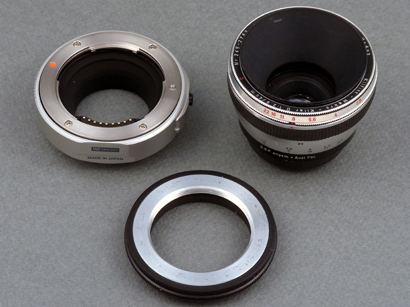 <b>Kilfit-Macro-Kilar D 1:2.8/4cmをマイクロフォーサーズ規格のデジタルカメラに装着するため、2種類のマウントアダプターを重ねて使用。左奥は、フォーザーズレンズをマイクロフォーサーズカメラに装着するオリンパスの「MMF-1」。手前はM42マウントレンズをフォーサーズカメラに装着するアダプターで、恐らく中国製（中古ショップで購入）</b>