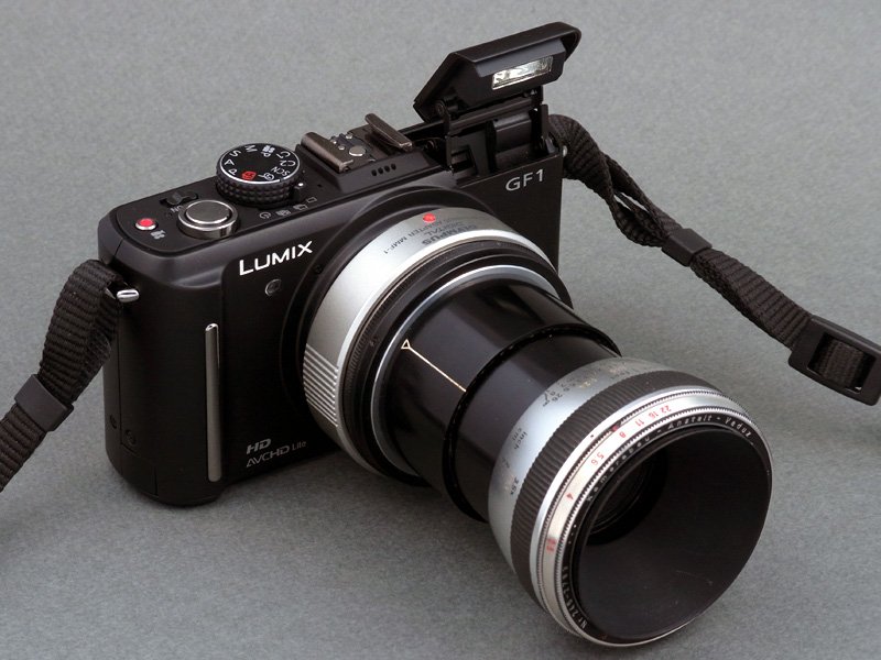 <b>マウントアダプターを介してKilfit-Macro-Kilar D 1:2.8/4cmをPanasonic DMC-GF1に装着したところ。しかしテスト撮影の結果、ヘリコイドを最大に伸ばすと内蔵ストロボがケラレてしまうことが判明</b>
