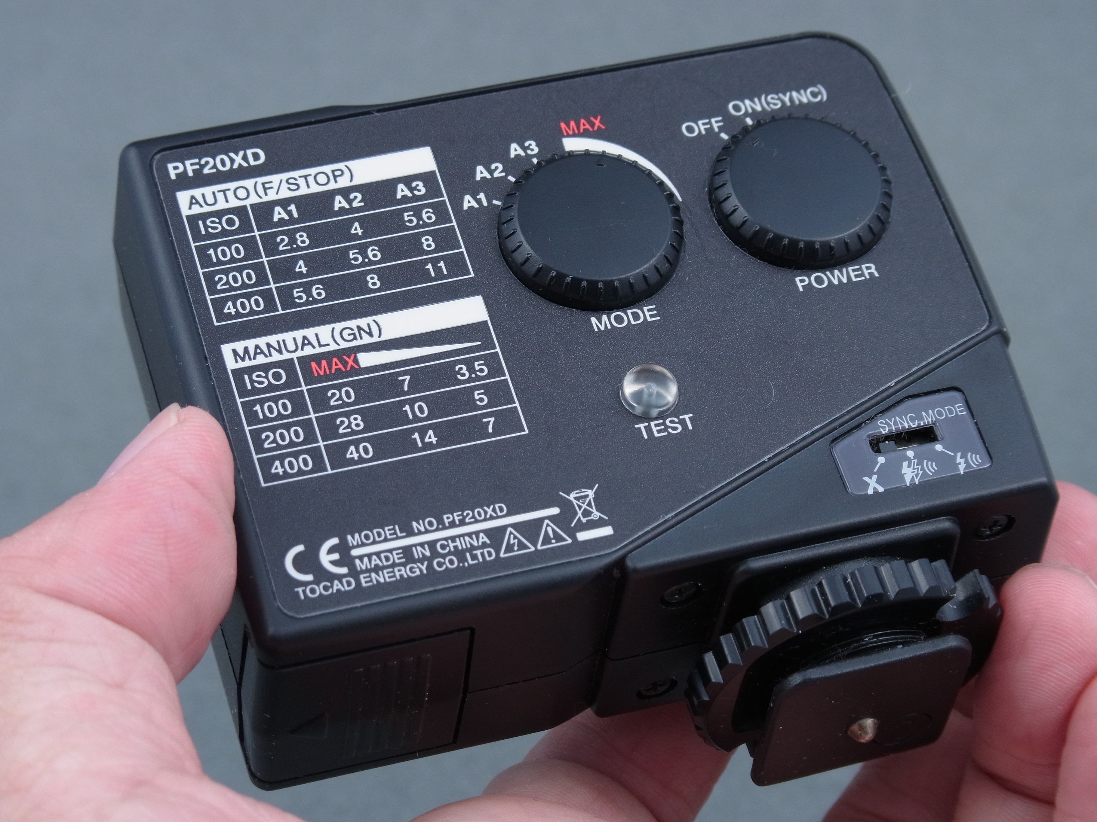 <b>まず内蔵ストロボの使用をあきらめ、サンパックの外付けストロボ「PF20XD」を用意する。これは裏から見たところだが、ダイヤル操作によってマニュアル調光（5段階）ができる点がマクロ撮影には大変便利。マニュアル発光で使用すれば光量が安定し、タイムラグもなくなる</b>