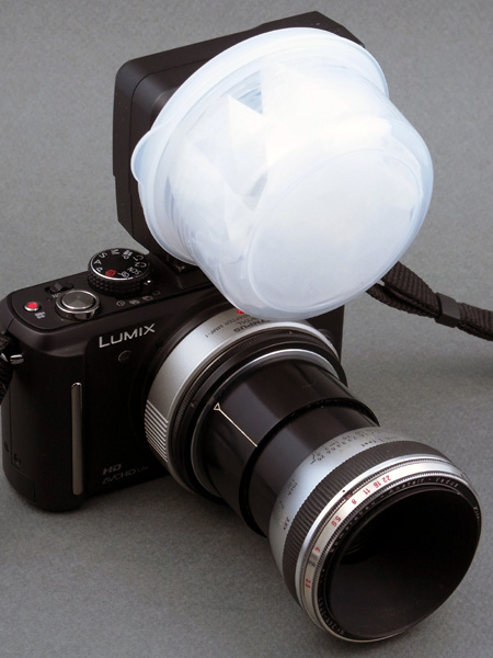 <b>自作ディフューザー付きのサンパックPF20XDをカメラの装着するとこの通り。ストロボ光が拡散してけられがなくなり、影も柔らかく自然になる</b>