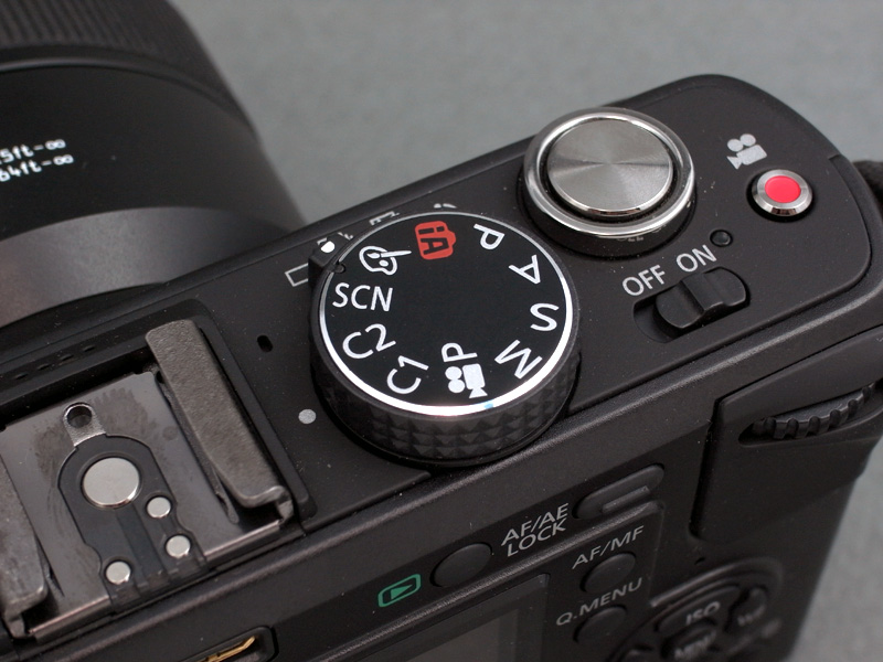 <b>DMC-GF1は、モードダイヤルに「C1」「C2」の2種のカスタムモードを搭載しているのが便利だ。ここに露出モードやISO、WB、AFなどの各種設定の組み合わせ（カスタムセット）を登録することができる。モードダイヤルの「A」や「M」と異なるのは設定を変更しても、カメラの再起動でデフォルト値に戻るため、設定の戻し忘れが防止できるのだ</b>