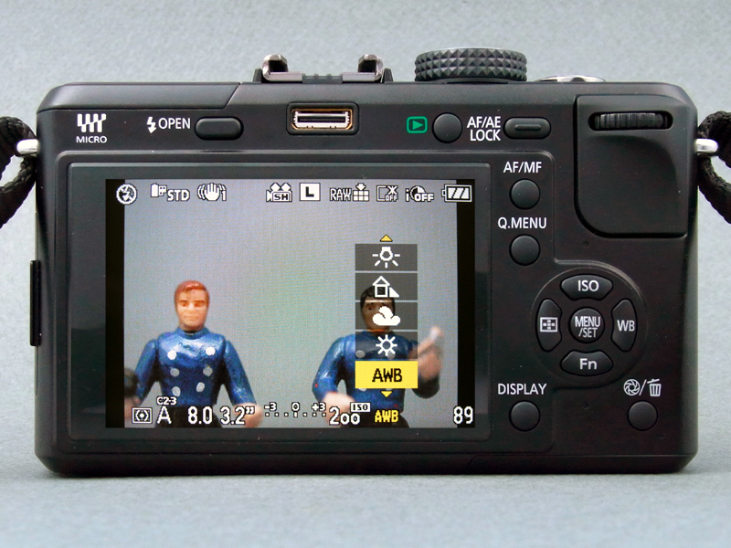 <b>「Q.MENU」ボタンを押すと、各種設定を素早く変更できる。十字キーの左右操作で設定項目の変更、上下操作で設定内容の変更を行なう（写真はWBの設定）</b>