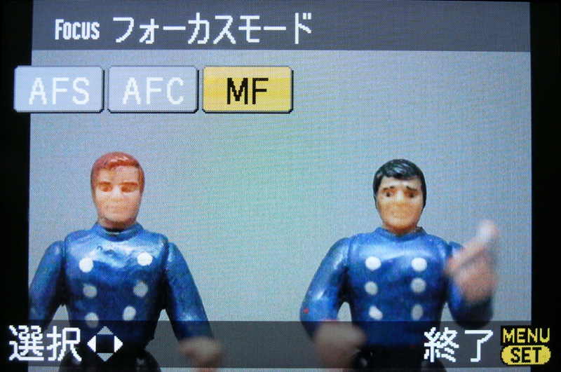 <b>AFからMFに切り替えるためには、「AF/MF」ボタンを押すとフォーカスモードのメニューが現れ、そこから「MF」を選択する。分かりやすい方式だが、「AF/MF」がワンタッチで切り替えられないのでちょっとまどろっこしい</b>