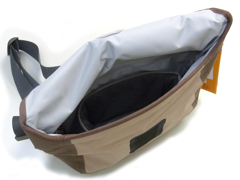 <b>クッションボックスの左右にも機材を収納できる</b>