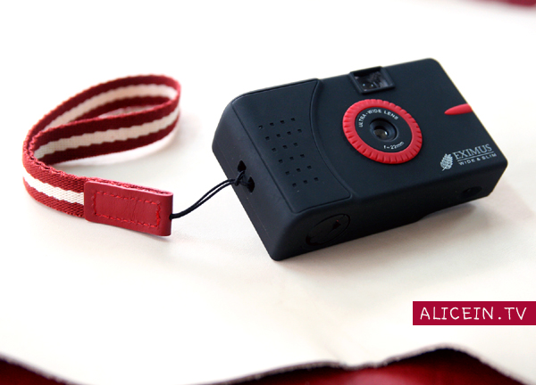 <b>パリの出来事（1,365円）。写真のレッド以外にブラックも用意</b>